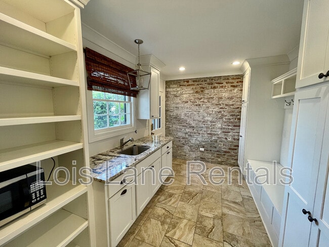 Photo - 3 1/2 Saint Michaels Alley