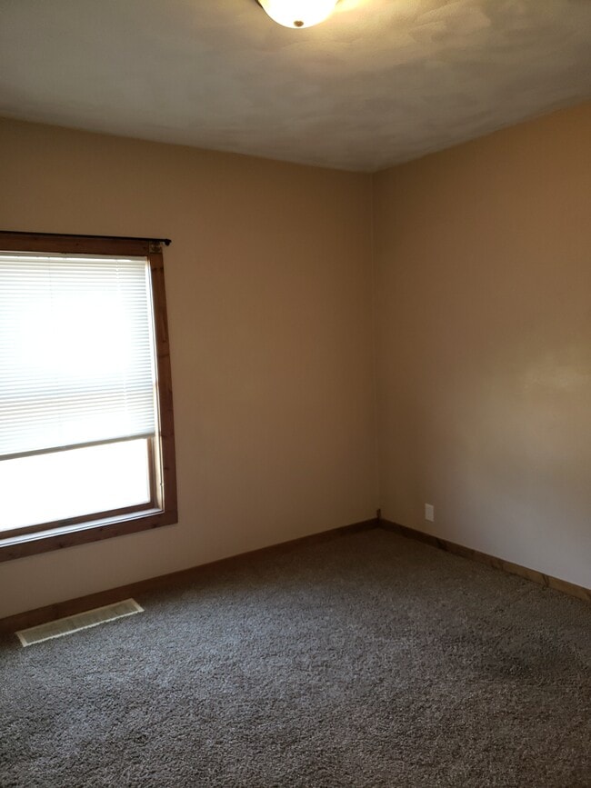 Building Photo - 603 S Memorial Dr Unit Lower Rental
