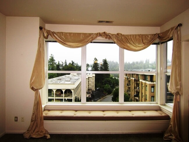 Year round bright exposure - 10042 Main St Unit 405-Lakeview
