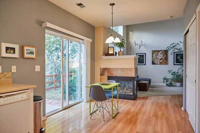 Photo - 3809 Rannoch St