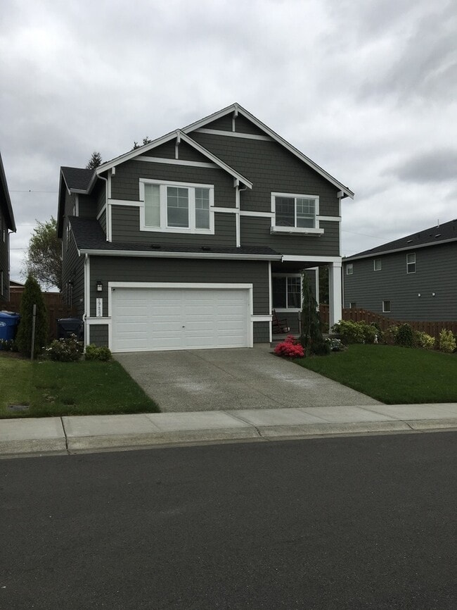 Building Photo - Large 4 bedroom home