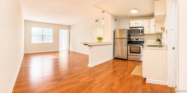 Building Photo - 5112 Hollywood Blvd Unit 3