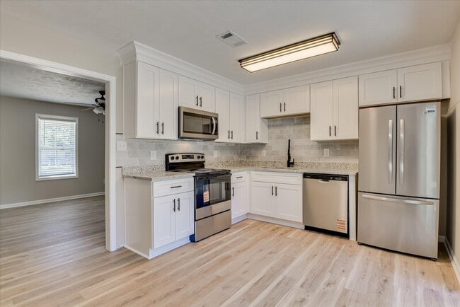 Photo - 2325 Travis Rd
