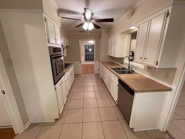 Photo - 1120 Lancashire Dr House