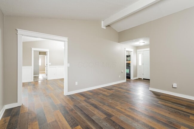 Photo - 305 Station St E