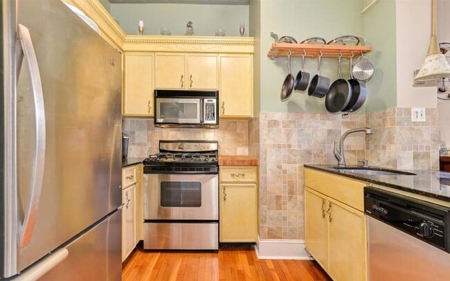 Photo - 825 Washington St