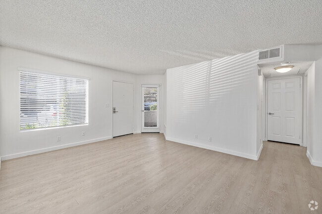 1BR, 1BA - 661SF - Living Room
