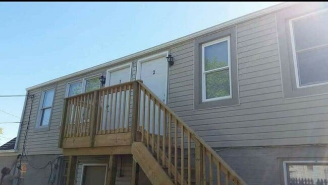 Building Photo - 909 w burke st Unit Apt2