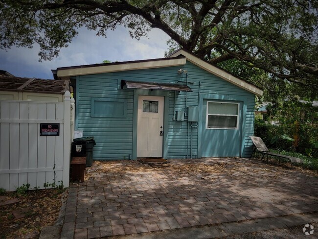 Building Photo - 318 W Hilda St Unit Back Rental