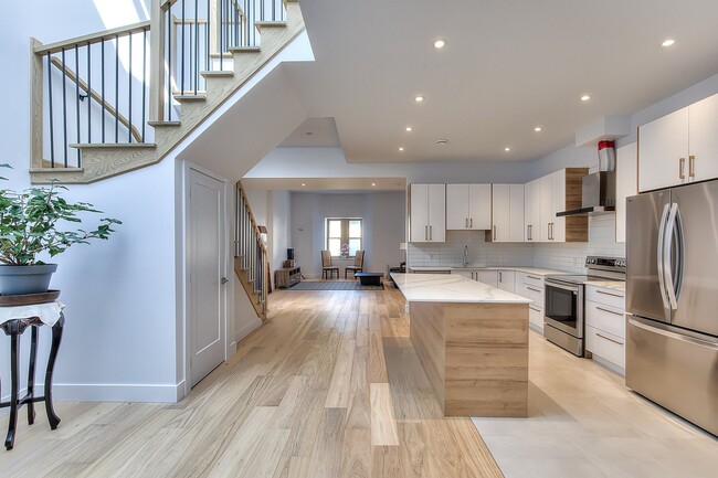 Building Photo - 3478 Av. du Parc