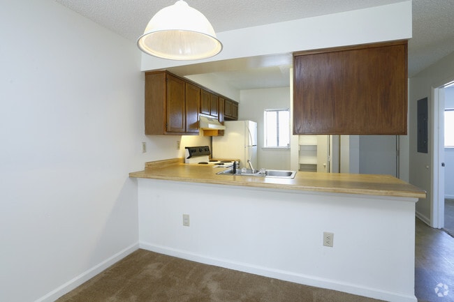 2BR, 2BA- 889 SF 1st Floor- Dining Area