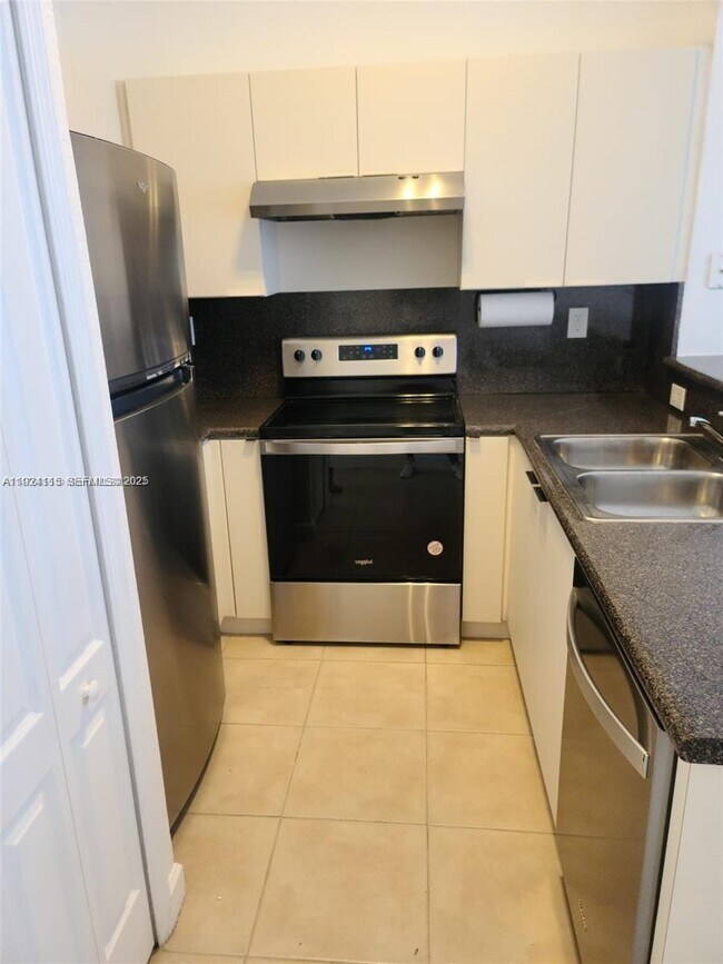 Photo - 17650 NW 73rd Ave Unidad 206-18