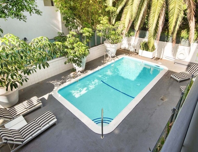 Photo - 1147 N Clark St Unit 105