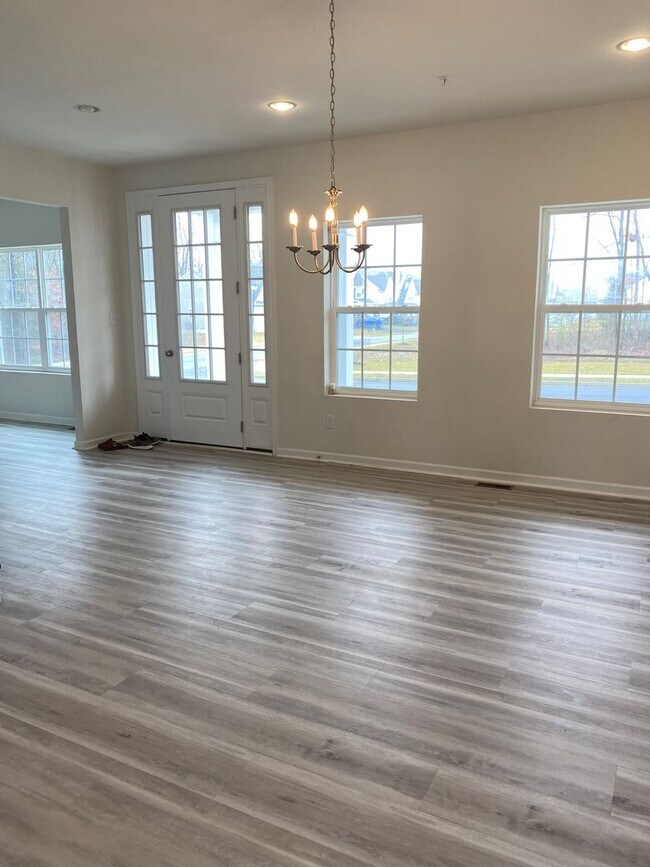 Photo - Gorgeous 5 bedroom, 3 bathroom Single Fami...