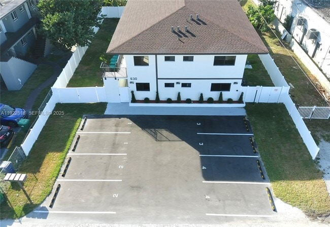 Building Photo - 630 NE 166th St Unit 1