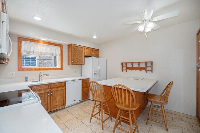 Photo - Welcome Home to Bristol Cove - Rare End-Un...