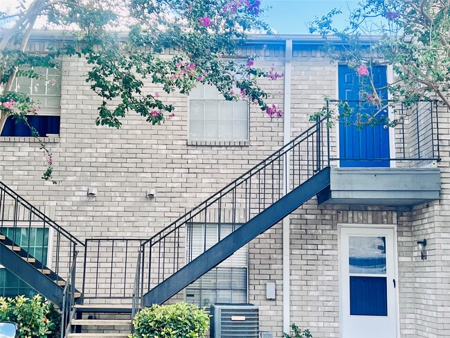 Building Photo - 9797 Leawood Blvd Unit 1412