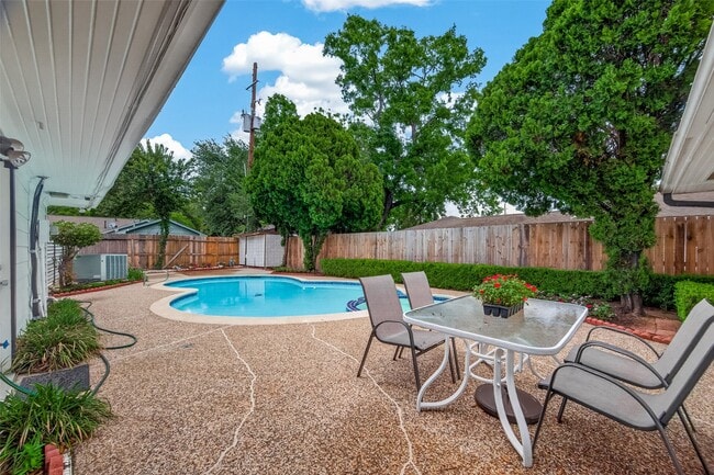 Building Photo - 5666 Overbrook Ln