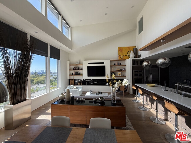 Building Photo - 1250 N Harper Ave Unit 423