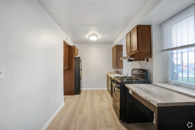 2BR, 1BA - 730SF