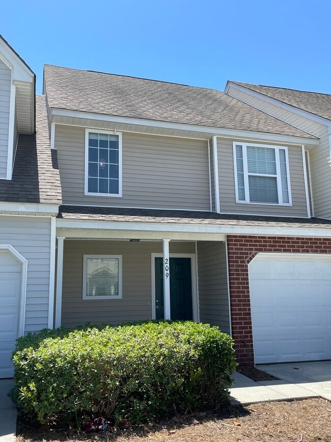 Building Photo - Conveniently Located Townhome in Pooler