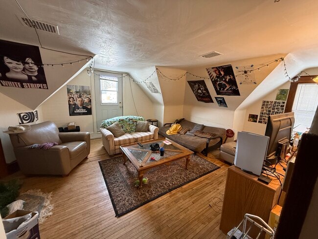 Photo - 315 Chippewa St