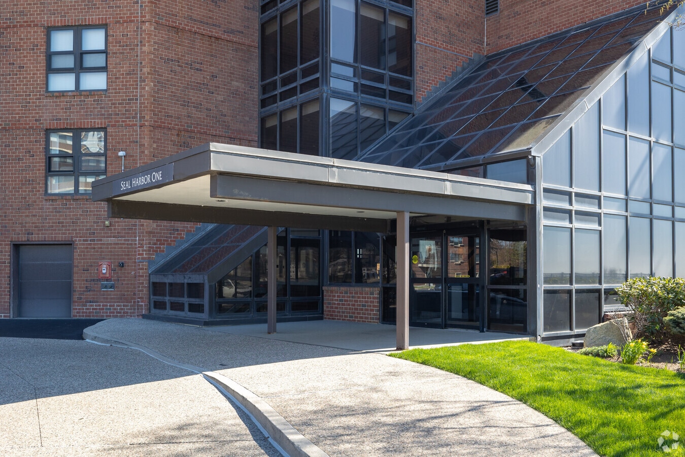 Entrada - Seal Harbor Condominiums