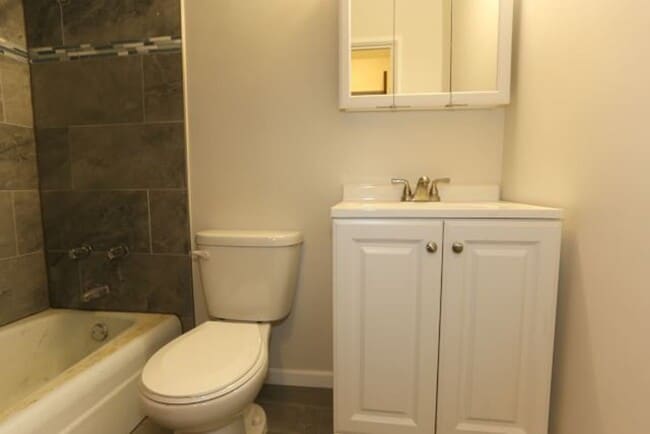 Building Photo - 5724 N Kenmore Ave Unit 1040-218