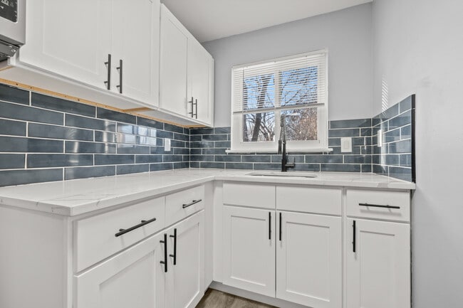 Building Photo - 332 Park Ave Unit B