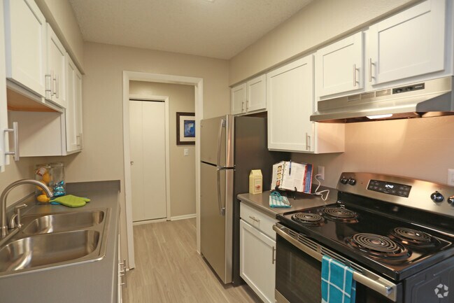 2BR, 1BA - 836 SF