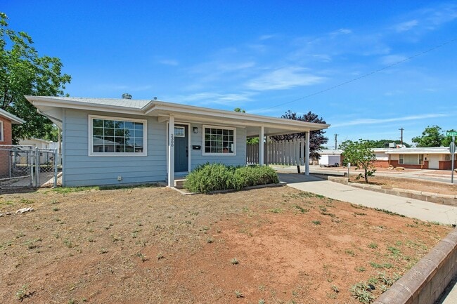 Building Photo - 3 Bedroom 2 Bath Conveniently Located House!