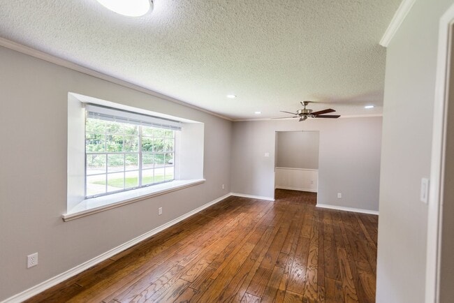 Photo - 1825 Courtney Dr