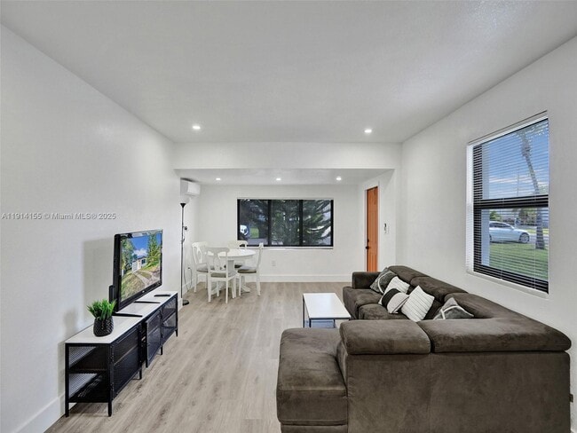 Photo - 905 SW 22nd St