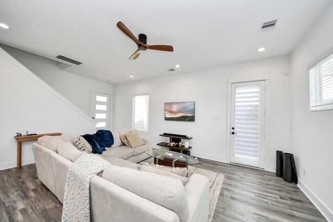 Photo - 1066 Mansfield St