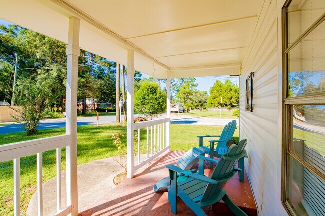 Photo - Bright & Comfortable 3 Bed/2.5 Bath Pensac...