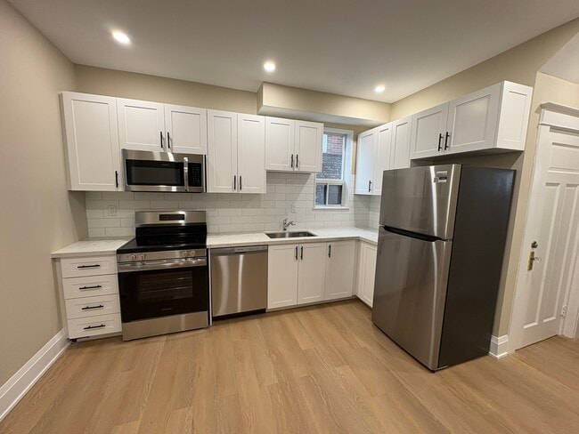 Building Photo - Fully Renovated 1 Bedroom Main Floor Unit 1