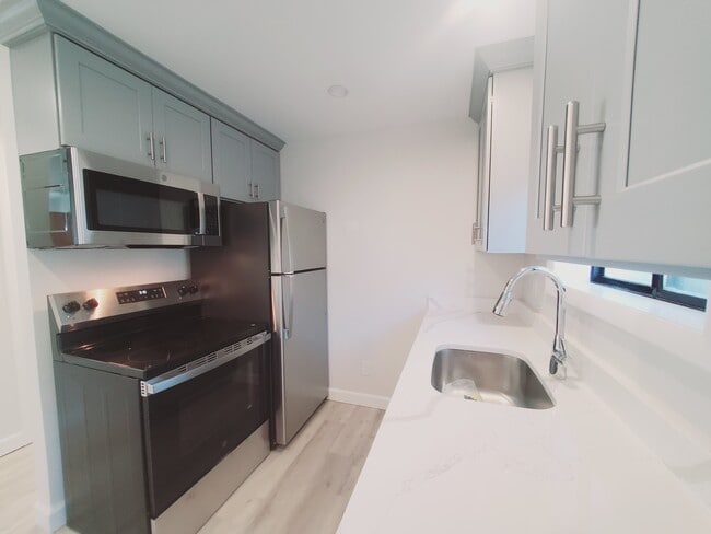 Building Photo - 28 Ferris Ave Unit 3