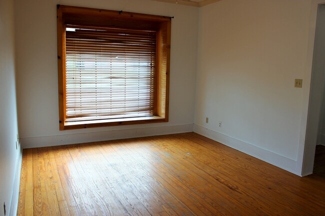 Photo - 1003 E Alamo St