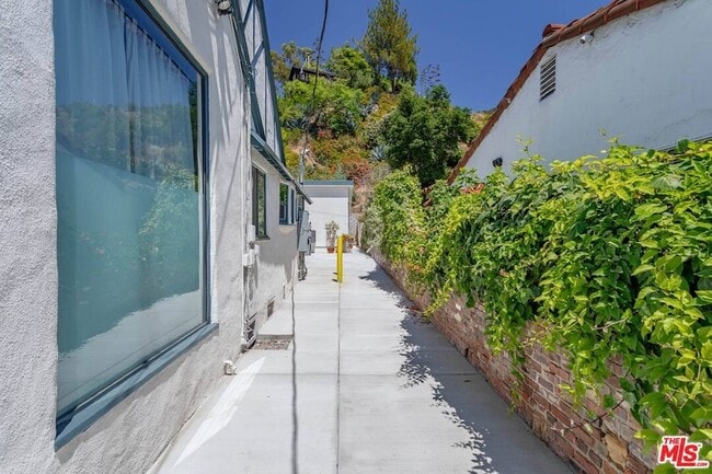 Photo - 2628 Beachwood Dr