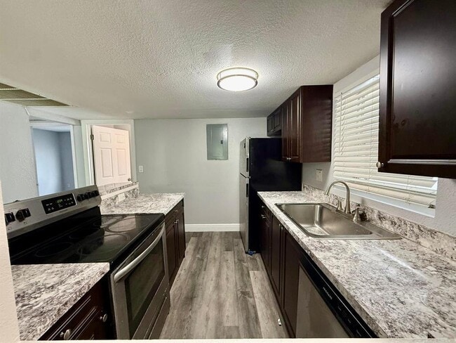 Building Photo - 726 SW 81st Ave Unit #14a