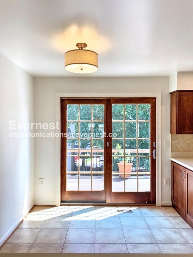 Photo - 2 Bed/2.5 Bath Townhome with Fenced Yard /...