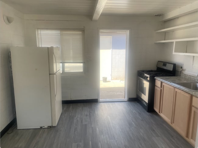 Photo - 11 E San Joaquin St