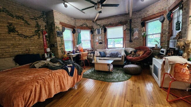 Photo - 1919 W Berteau Ave Unit F