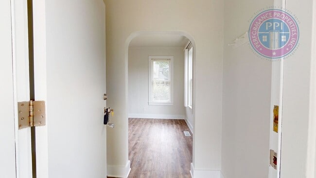 Photo - Prime Location - Hawthorne District / 1904 Hawthorne Charmer!!
