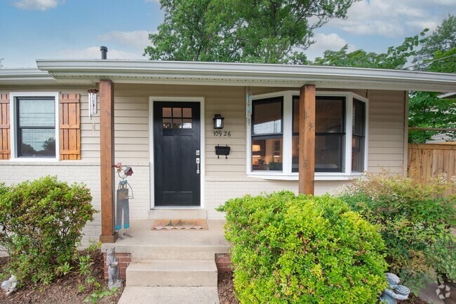 Building Photo - Totally update and impeccably maintained 4... Rental