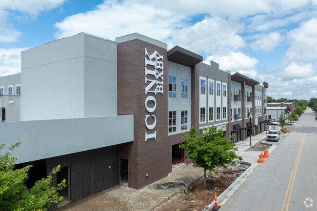 Building Photo - Iconik Bixby Rental