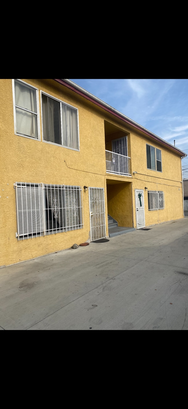 Building Photo - 10010 Anzac Ave Unit 4