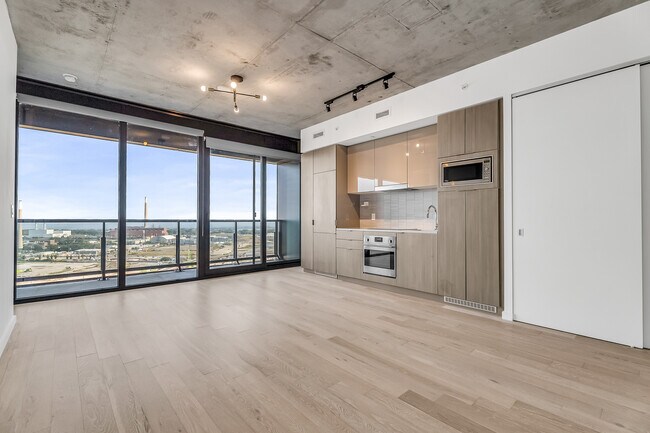 Photo - 170 Bayview Ave