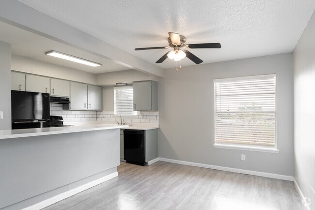 2 habitaciones, 2 baños - 1115 pies cuadrados - Comedor - The Caterina