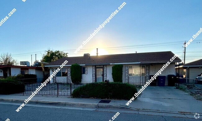 Building Photo - $500 off first months rent!!! Centrally lo... Rental